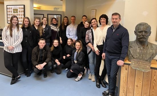 Nemendahópurinn ásamt hluta af kennurunum sem komu að BS-námskeiðinu.
Talið efri röð frá vinstri Te&hellip;