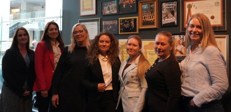 Á myndinni frá vinstri; Edda Matthíasdóttir, Hólmfríður Sveinsdóttir rektor Háskólans á Hólum, Ástrí&hellip;