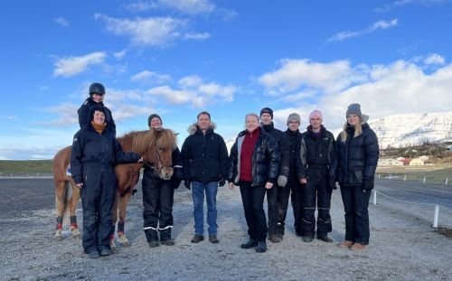 Rannsóknarhópurinn á Hólum október 2022. Frá vinstri Guðrún J. Stefánsdóttir, 
hesturinn Demantur f&hellip;