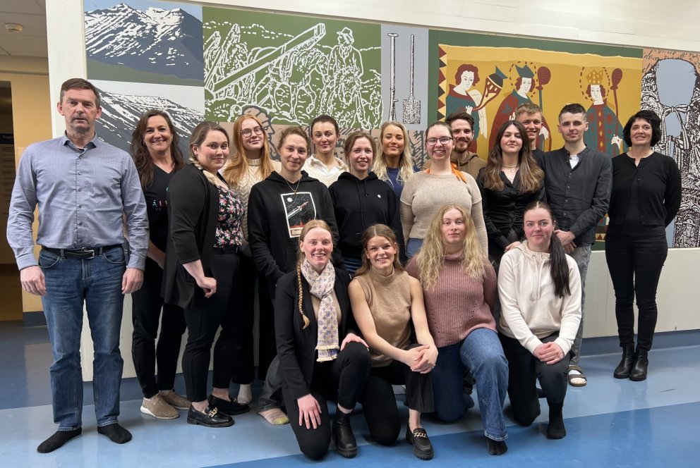Nemendahópurinn ásamt hluta af kennurunum sem komu að BS-námskeiðinu.
Efsta röð f.v. Víkingur, Elis&hellip;