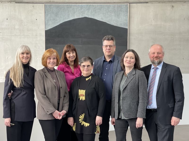 Mynd tekin á stofnfundi Rannsóknaseturs skapandi greina f.h.: Fríða Björk Ingvarsdóttir rektor Lista&hellip;
