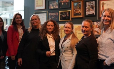 Á myndinni frá vinstri; Edda Matthíasdóttir, Hólmfríður Sveinsdóttir rektor Háskólans á Hólum, Ástrí&hellip;