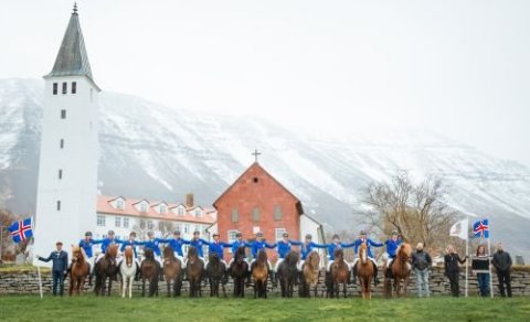 Brautskráningarhópurinn ásamt kennurnum og deildarstjóra.                                           &hellip;
