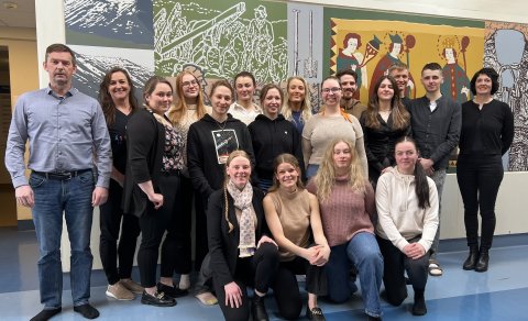 Nemendahópurinn ásamt hluta af kennurunum sem komu að BS-námskeiðinu.
Efsta röð f.v. Víkingur, Elis&hellip;